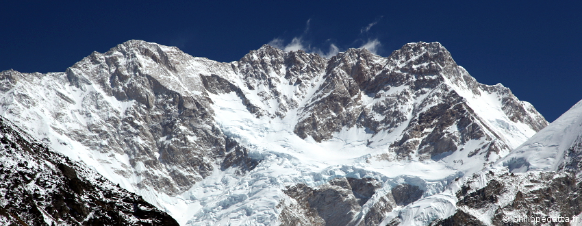  Слева - Ярлунг Кан (Yarlung Khang, 8505 метров), известный также под именем Канченджанга Западная (Kanchenjunga West), следующая вершина - самый высокий пик Канченджанга, затем - Канченджанга Центральная ( Kanchenjunga Central, 8473 м) и Канченджанга Южная ( Kanchenjunga South, 8476 м)