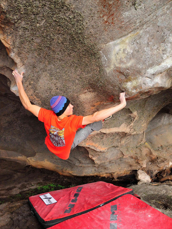 Александр Мегос (Alexander Megos) на боулдеринговой линии "Sultans of swing", 8b, Grampians, Австралия