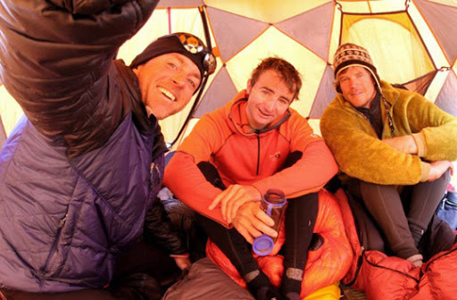  Rob Frost, Ueli Steck и Don Bowie на склонах Шишапангма. 2011 год