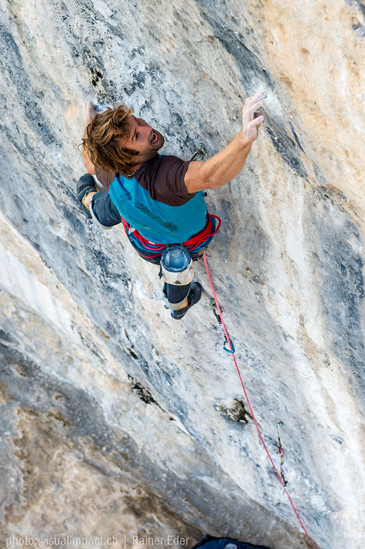 Крис Шарма (Chris Sharma) на сложнейшем скалолазном маршруте "La Dura Dura" в Испании. 