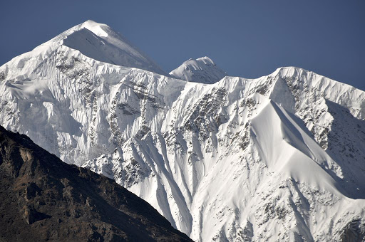 Северо-Восточный хребет горы Сайпал (Mount Saipal, 7031м). Главная вершина виднеется сзади хребта 