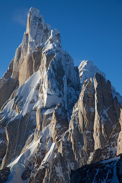 Горный массив Cerro Torre в Аргентине вскоре после восхода солнца . Фото Jon Griffith