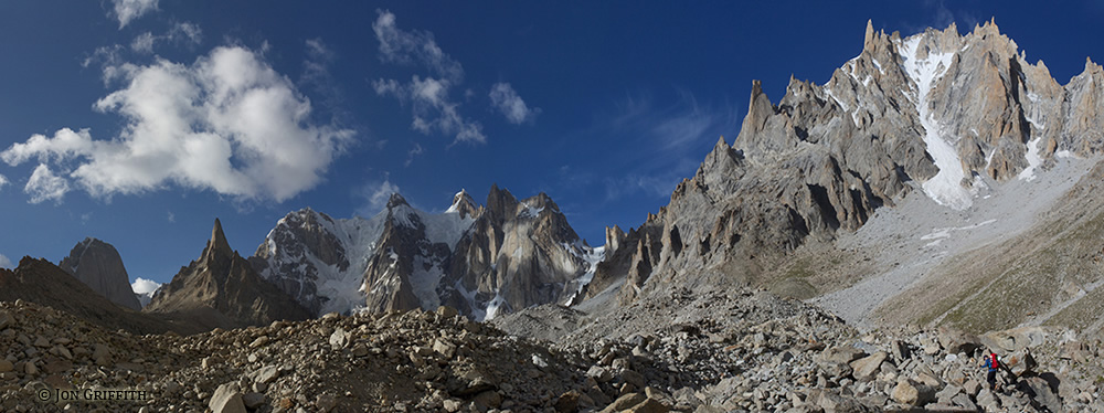 Вид на Сулу Пик (Sulu Peak), который будил нас по ночам громким шумом камнепадов