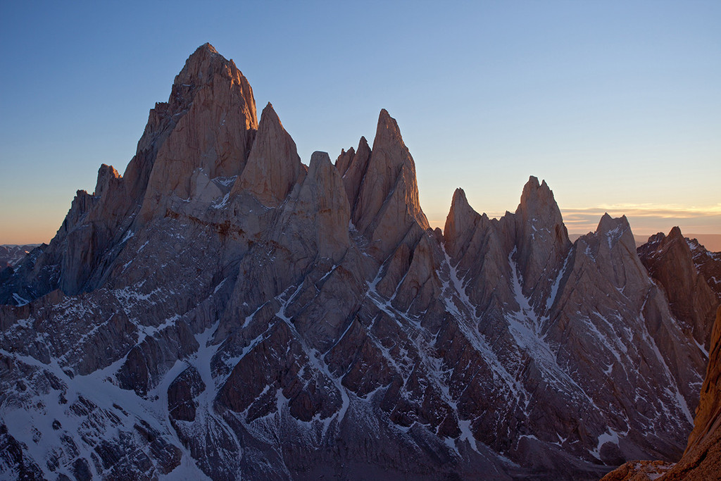 Массив Фицрой (Fitz Roy) на рассвете. Фото с вершины  Cerro Standhart.. Фото Jon Griffith