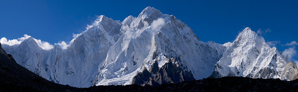 Величественная Северная стена пика К6 и массив Капура (Kapura Massif), Пакистан. Фото Jon Griffith