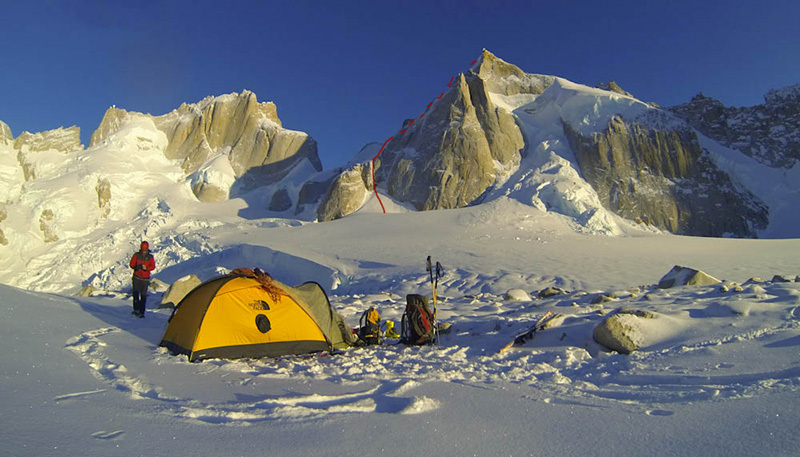 Палатка у подножия Южной стены пика Cerro Pollone перед началом первовосхождения  Эрве Бармассе (Hervé Barmasse ) и Мартином Кастриллио (Martin Castrillo)