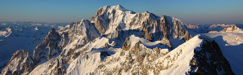 Зимний рассвет на Гран Жорасс, массив Монблан. Фото Jon Griffith