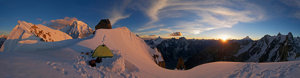 Закат над долиной Чаракуса (Charakusa Valley). Фото с бивуака на вершине Sulu Peak (6050m). С лева виден пик К7. Над долиной возвышаются гиганты Дрифка (Drifika), Машербрум (Masherbrum), и Чоголиса (Chogolisa). Фото Jon Griffith