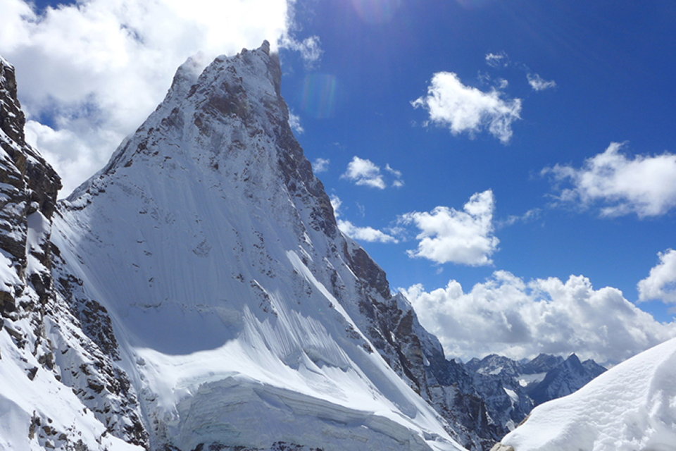 Киштвар Кайлаш (Kishtwar Kailash, 6444 м) - вид с Северной стены. Юго-Западная стена - по правую сторону 