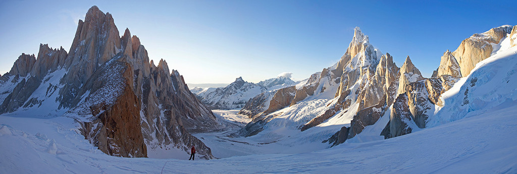 Рассвет над вершинами Фицрой (Fitz Roy, слева) и Церро Торре (Cerro Torre, справа) в Патагонии. Вид с маршрута восхождения на  Cerro Piergiorgio. Фото Jon Griffith