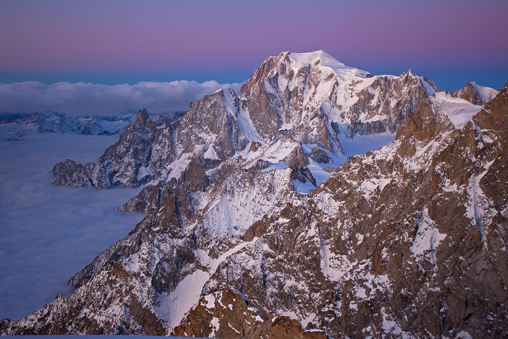 Зимний рассвет над Монбланом. Вид с вершины Гран Жорасс (Grandes Jorasses). Море облаков накрыло Италию.. Фото Jon Griffith