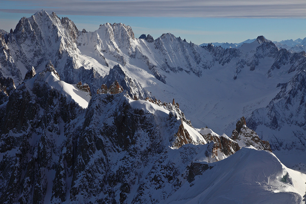 Зимнее утро на Эгюй дю Миди (Aiguille du Midi), Шамони, Франция. Можно разглядеть лыжников, собирающихся спуститься с гребня горы. Фото Jon Griffith