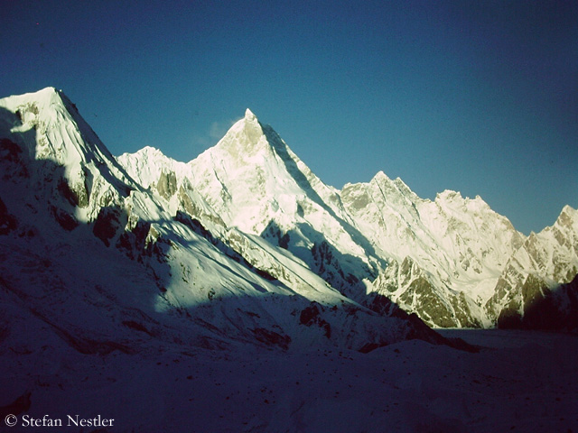  Машербрум (также именуемая К1, Masherbrum 7821 м) - в центре фото