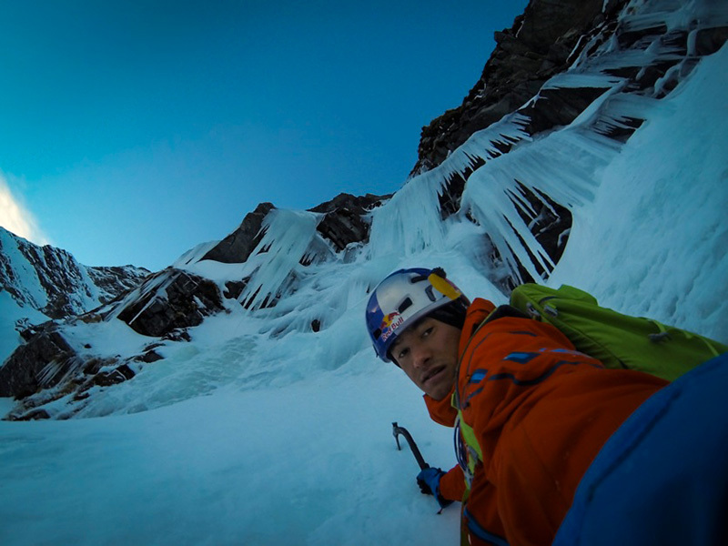  Давид Лама (David Lama) первопрохождение соло маршрута "Nordverschneidung" (400м, 90 °, WI4, M4 / 5, VI / VII) по Северной стене пика Hohe Kirche в  Valsertal, Альпы Циллерталь, Австрия