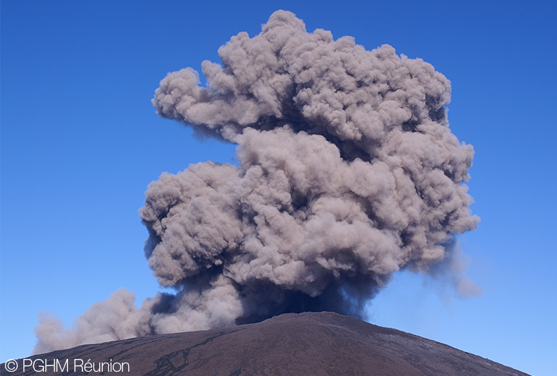 Вулкан Питон-де-ля-Фурнез (Piton de la Fournaise), 2632 м  