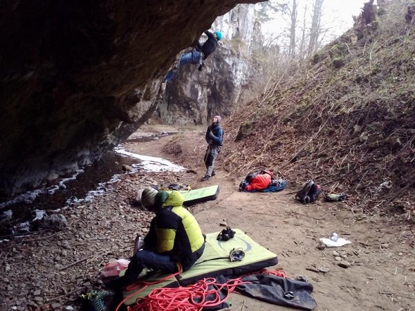 Адам Ондра (Adam Ondra) на скалах Stare Skály в регионе Слоуп (Sloup), Моравский карст в Чехии. Маршрут Vasil Vasil 9b+