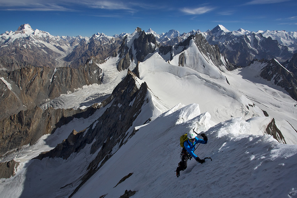 Август: На северном хребте пика Дрифика. Вид на Masherbrum, K2, Broad Peak, Chogolisa