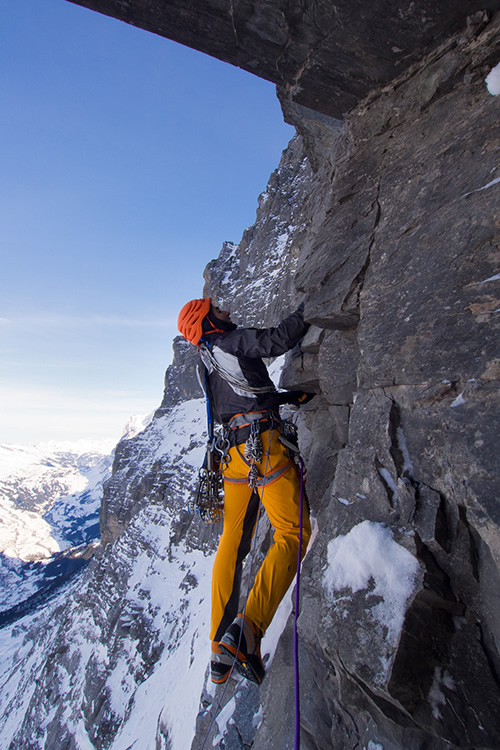 Январь: Ули Штек (Ueli Steck) в быстром восхождении на "Metanoia",  на Северном склоне Эйгера