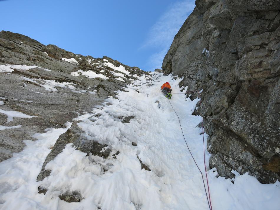 В нижней части кулуара на маршруте "Supercouloir de Peuterey" на вершину Noire de Peuterey массива Монблан