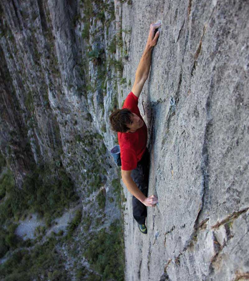 Алекс Хоннольд (Alex Honnold) в свободном соловосхождении по маршруту "El Sendero Luminoso" на стене El Potrero Chico, в Мексике 