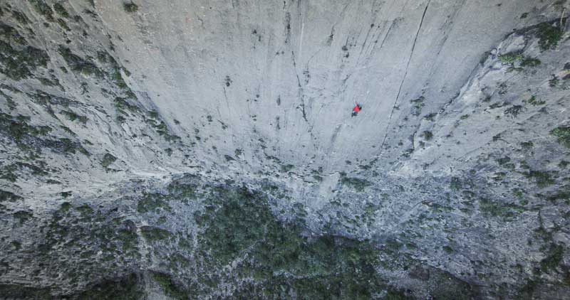  Алекс Хоннольд (Alex Honnold) в свободном соловосхождении по маршруту "El Sendero Luminoso" на стене El Potrero Chico, в Мексике 