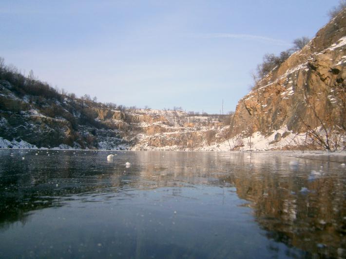 Карьер на Карачунах сегодня. Уровень воды в озере поднялся значительно. 