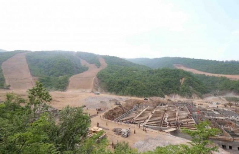 Строительство горнолыжного курорта Masik Pass в Северной Корее. 2013 год