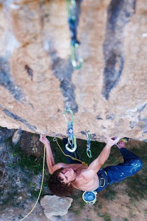 Адам Ондра (Adam Ondra)  на первом ключе маршрута "First round, first minute" сложности 9b.