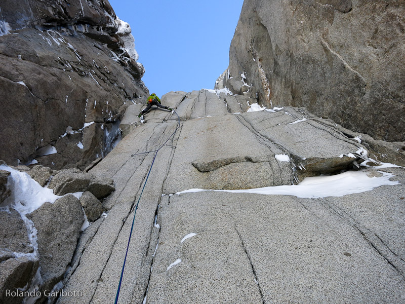 Восхождение по одному из участков трудности А1 на гребень Pier Giorgio вершины Cerro Piergiorgio в Патагонии