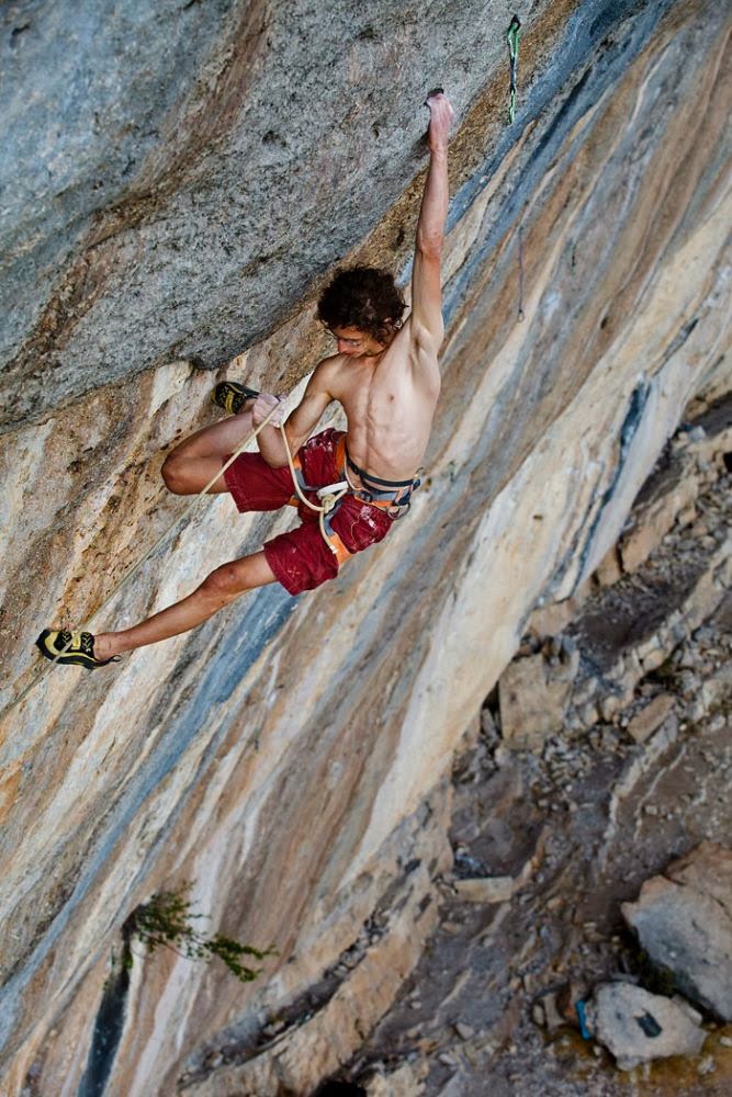  Адам Ондра (Adam Ondra)  на маршруте "First round, first minute" сложности 9b.  