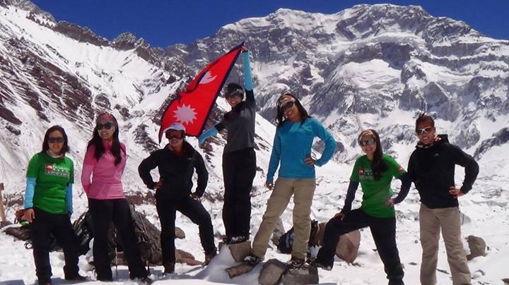 команда “Seven Summits Women Team” в составе: Pema Diki Sherpa, Pujan Acharya, Maya Gurung, Nimdoma Sherpa, Chunu Shrestha, Sailee Basnet и Asha Kumari Singh