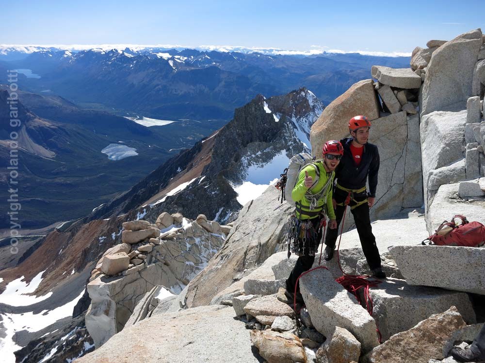 Алекс Хоннольда (Alex Honnold) и Томми Колдвелл (Tommy Caldwell) на пике Aguja Guillaumet, первом пике по маршруту восхождения 