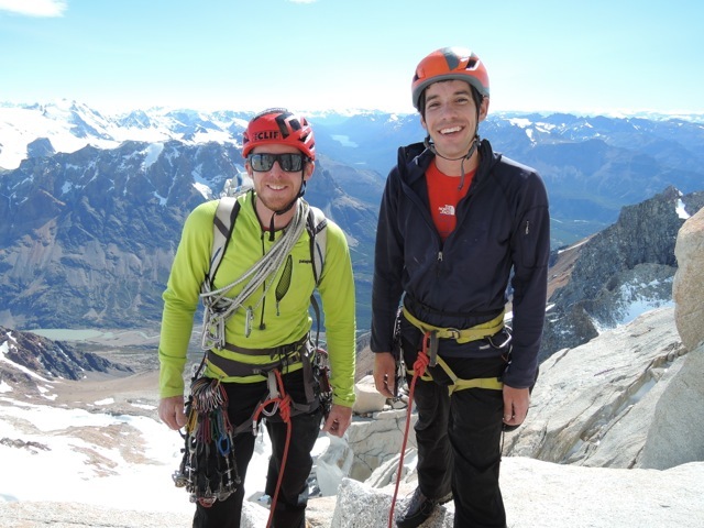 Томми Колдвелл (Tommy Caldwell) и Алекс Хоннольд (Alex Honnold) на траверсе массива Фицрой (Fitz Traverse / Fitz Roy Traverse)