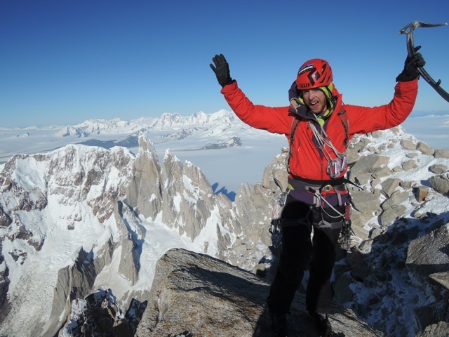 Томми Колдвелл (Tommy Caldwell) на траверсе массива Фицрой (Fitz Traverse / Fitz Roy Traverse) 