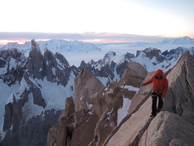 Томми Колдвелл (Tommy Caldwell) на траверсе массива Фицрой (Fitz Traverse / Fitz Roy Traverse)