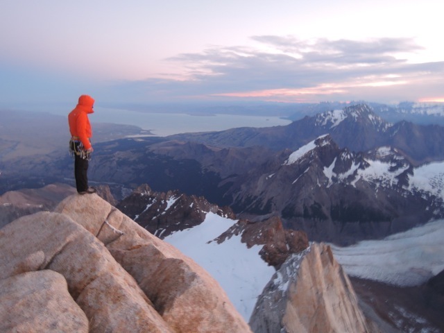 Томми Колдвелл (Tommy Caldwell) на траверсе массива Фицрой (Fitz Traverse / Fitz Roy Traverse)