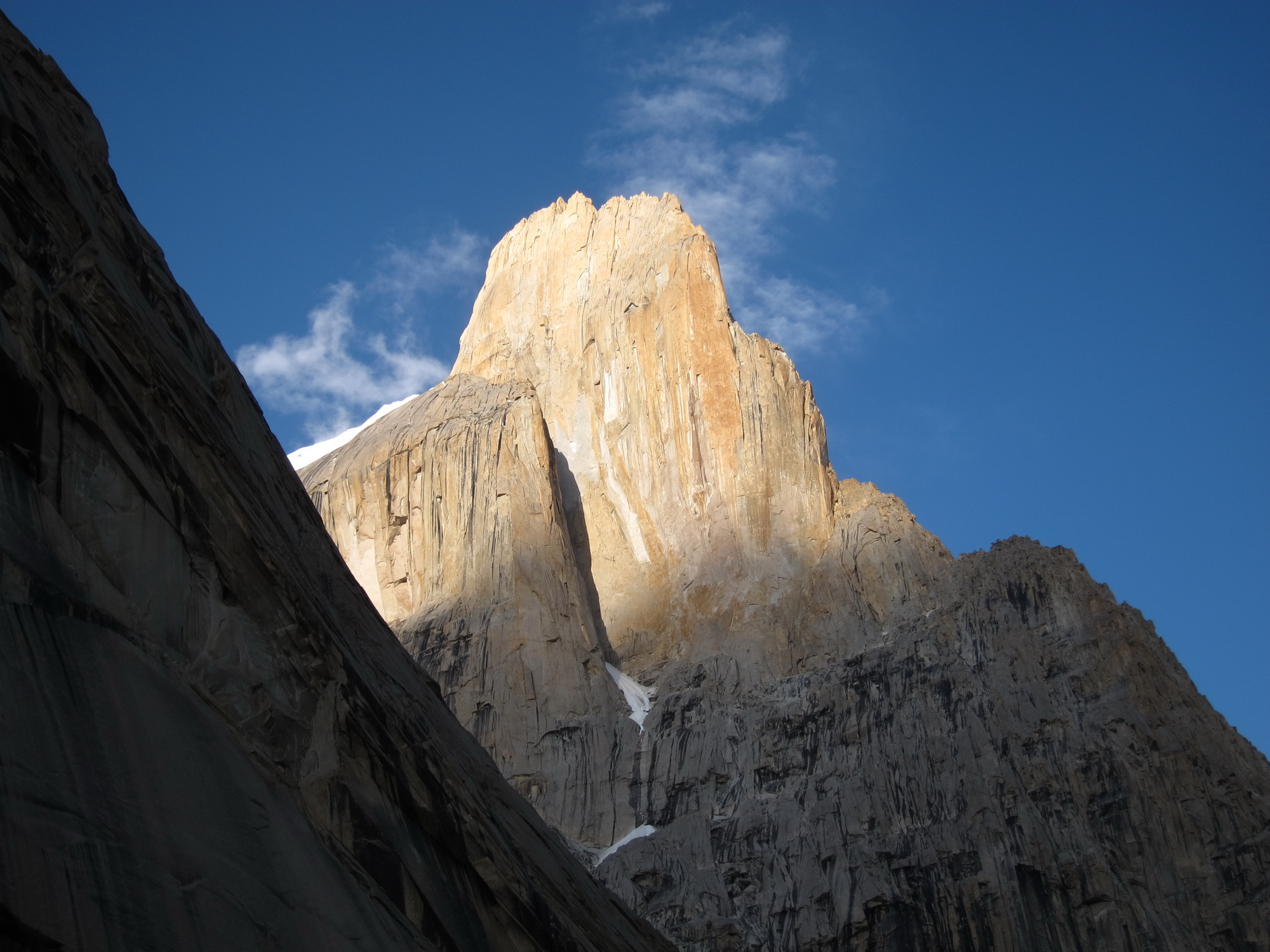 Большая Башня Транго/ Great Trango Tower. фото из Базового лагеря на л. Транго