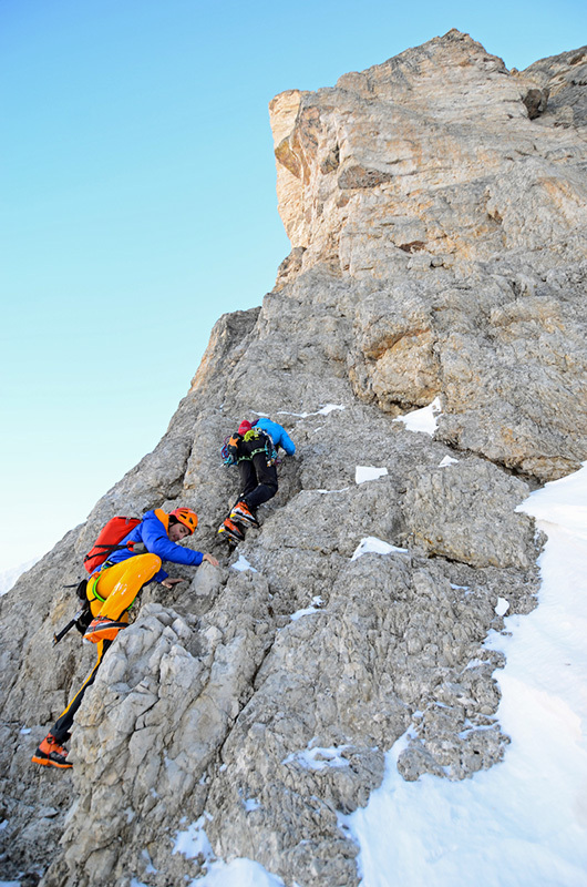 Ули Штек (Ueli Steck) и Михи Воллебен (Michi Wohlleben) на маршруте Эмилио Комичи на Чима Гранде (Cima Grande)