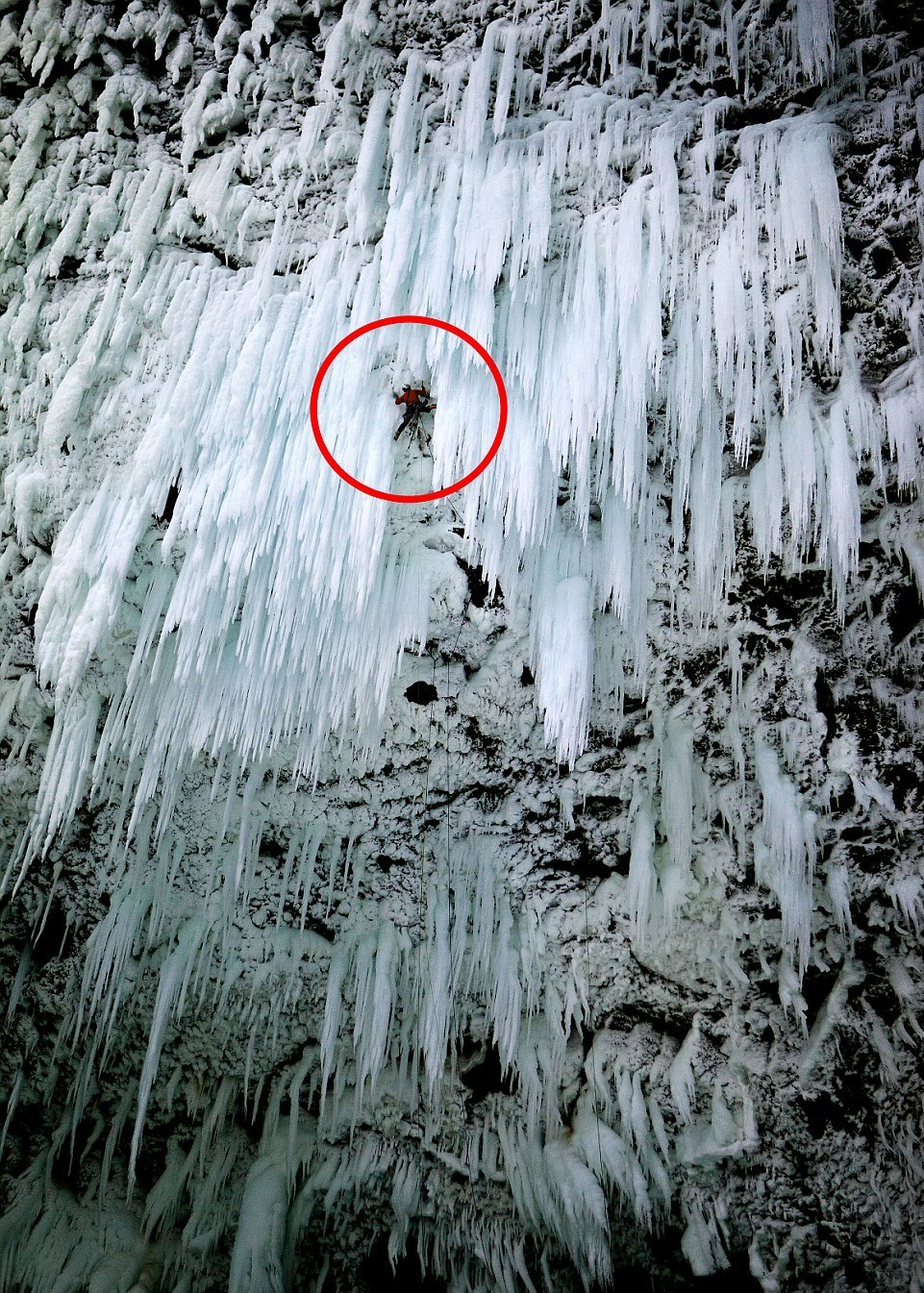  Will Gadd и Tim Emmett: первопрохождение маршрута "SPRAY ON" за водопадом Helmcken в Канаде