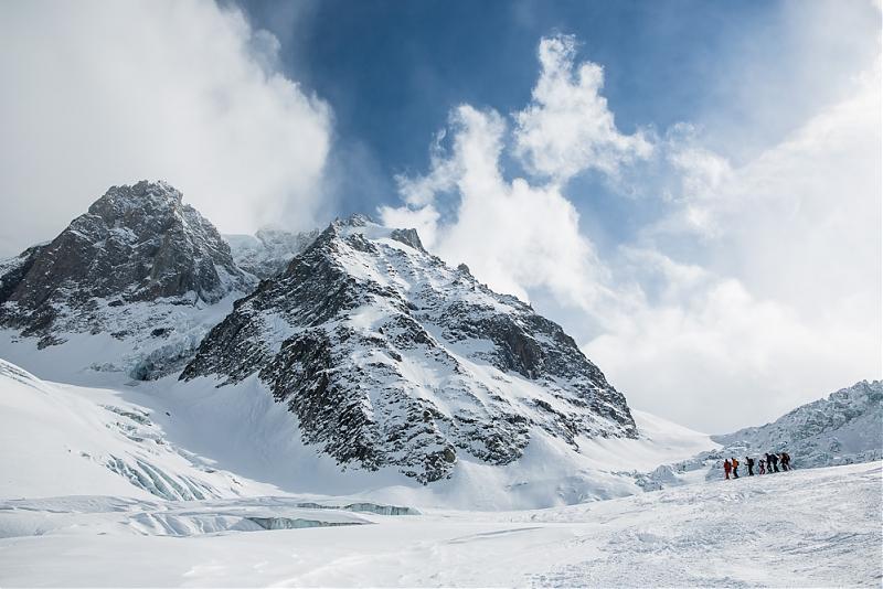 Выход из Vallée Blanche с участием Колина Хейли и Дениса Урубко