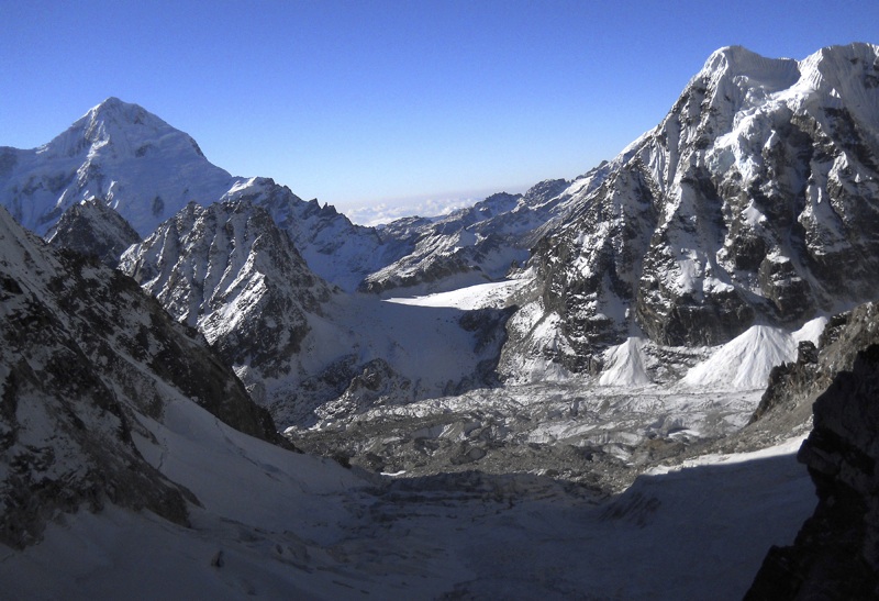 Вид с пика Зему (Zemu Gap Peak  / Zemu Peak / Зему Гап Пик).  Слева - вершина Pandim (6691 м), в центре у подножия северо-западного гребня Пандим - перевал Guicha La. Справа - непокоренная вершина высотой 5962 м. В центре также непокоренный пик высотой 5684 м