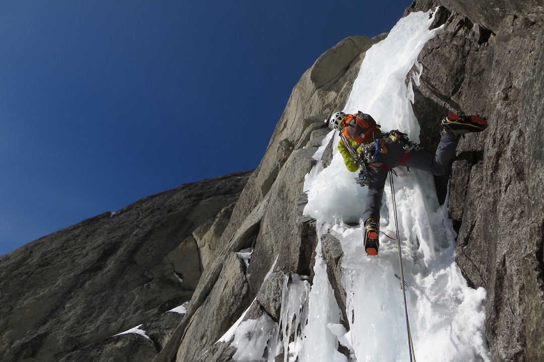 Даррен Вонк (Darren Vonk) на маршруте "John Lauchlan Memorial Award Route" (1,200м, AI4+, M5) на mount Angel