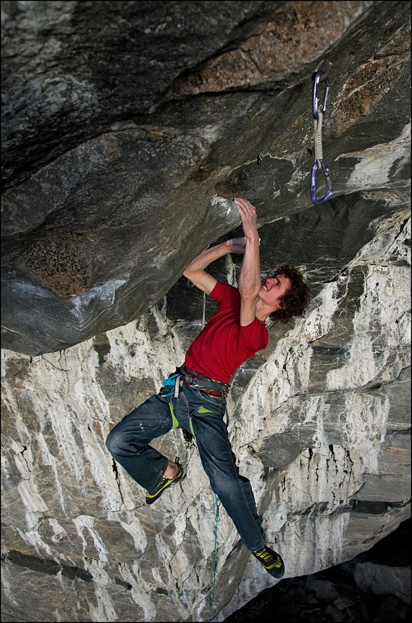 на сложнейшем движении нового маршрута "The Change" 9b+ , Hanshelleren cave