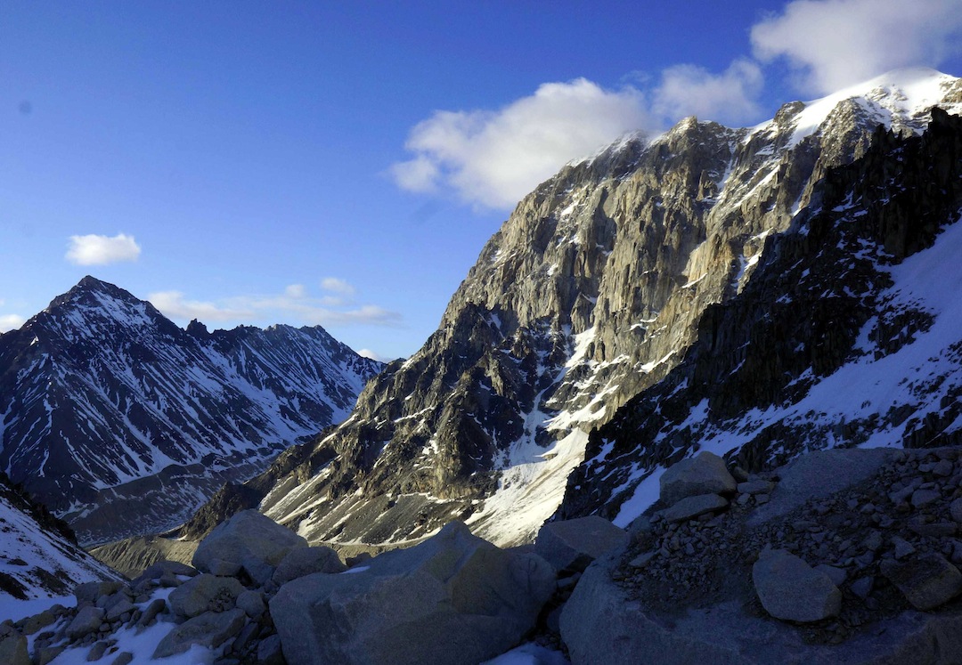 Западная стена пика Титаник (Titanic Peak) высотой 2830 метров на Аляске в регионе Revelation Mountains.