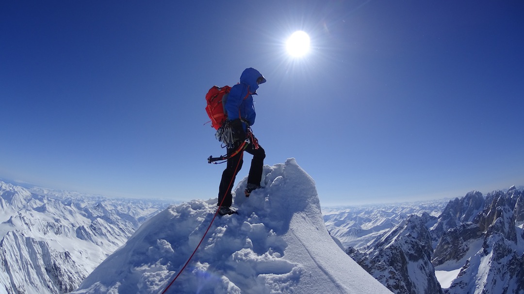 Бен Эрдман (Ben Erdmann) на вершине пика Августин (Augustin Peak)