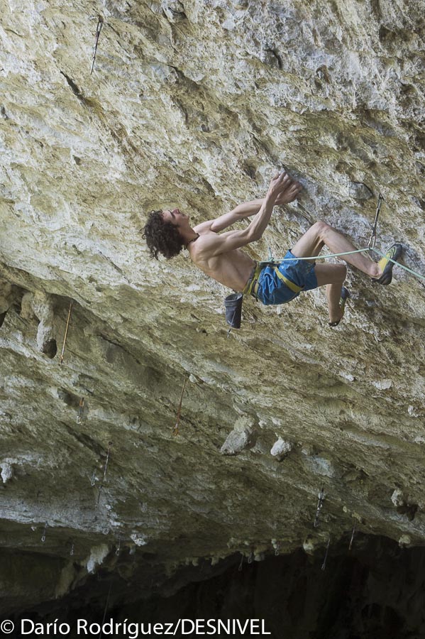 Адам Ондра (Adam Ondra) на маршруте Il Domani сложностью 9а на сводах пещеры Baltzola