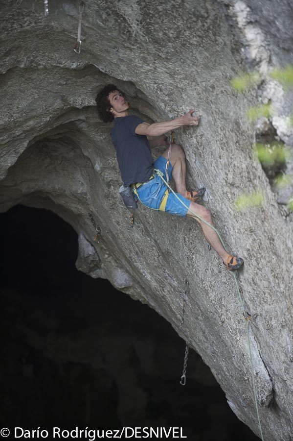 Адам Ондра (Adam Ondra) на маршруте "Рас" 8с