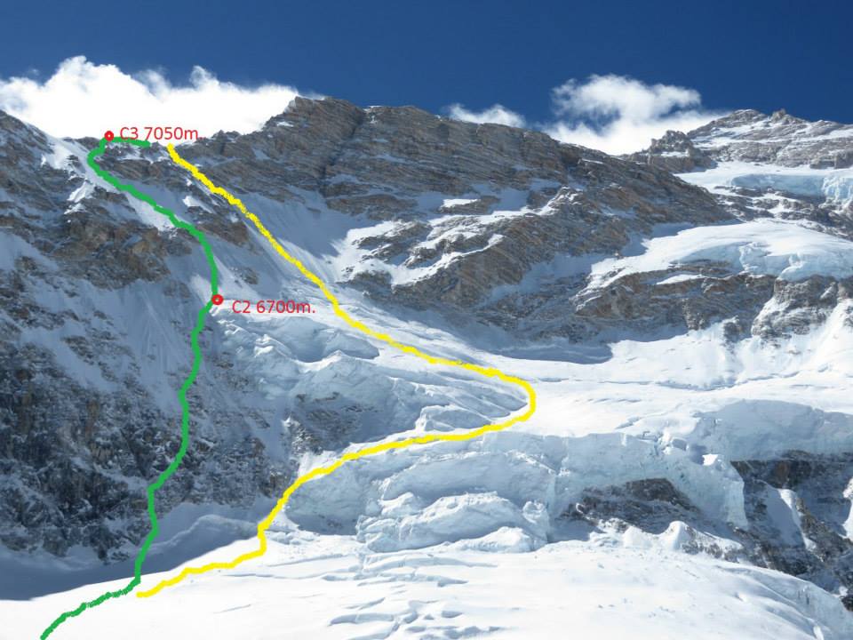 на этом фото: зеленая линия - проложенный новый маршрут экспедиции Дениса Урубко по состоянию на 10 мая.  Желтая линия - отмечен маршрут первого прохождения Северной стены Канченджанги 1979 года британской экспедицией в составе: Doug Scott, Peter Boardman и Joe Tasker.  На новом маршруте было пройдено 18 веревок, все длинной по 70 метров.