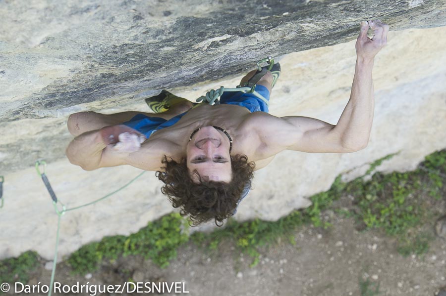 Адам Ондра (Adam Ondra) на третьей попытке прохождения маршрута "Psicoterapia" сложностью 9а.