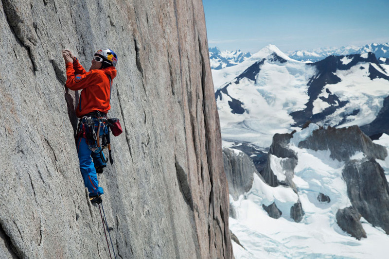 Давид Лама (David Lama) и Питер Ортнер (Peter Ortner) в свободном восхождении по легендарному маршруту "Компрессор" (Compressor route on Cerro Torre) на Патагонскую вершину Серро Торре. 20 по 21 января 2012 года